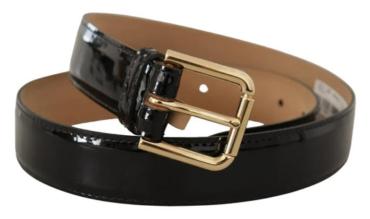 Cinturón de cuero negro con hebilla grabada con logotipo de metal dorado