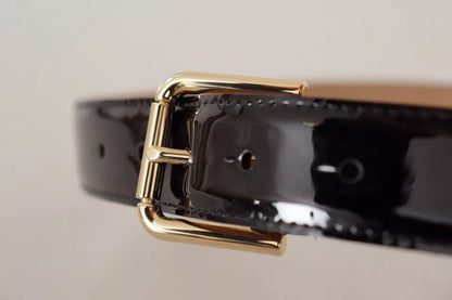 Cinturón de cuero negro con hebilla grabada con logotipo de metal dorado