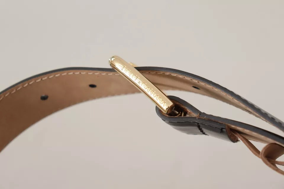Cinturón de cuero negro con hebilla grabada con logotipo de metal dorado