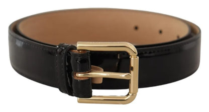 Cinturón de cuero negro con hebilla grabada con logotipo de metal dorado