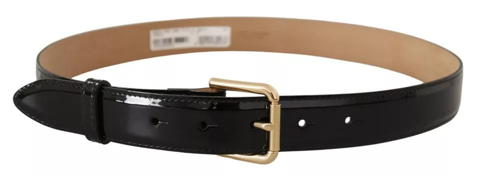 Cinturón de cuero negro con hebilla grabada con logotipo de metal dorado