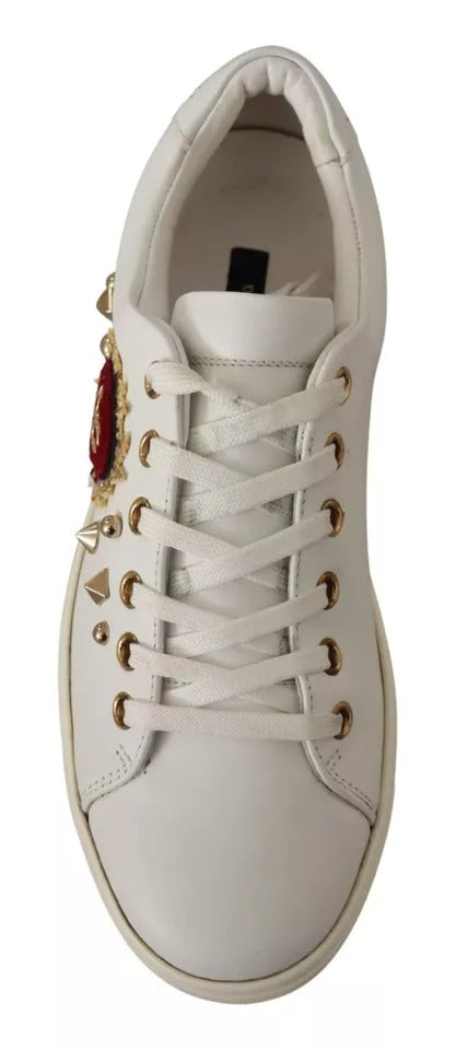 Zapatillas deportivas de cuero blanco con corazones rojos y dorados 