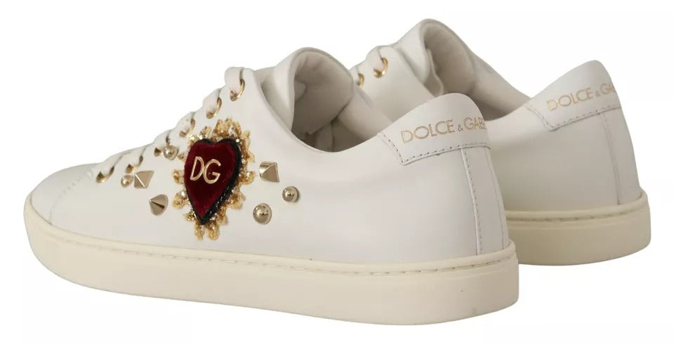 Zapatillas deportivas de cuero blanco con corazones rojos y dorados 