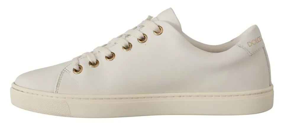 Zapatillas deportivas de cuero blanco con corazones rojos y dorados 