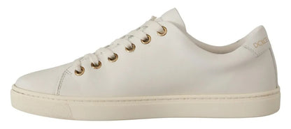 Zapatillas deportivas de cuero blanco con corazones rojos y dorados 