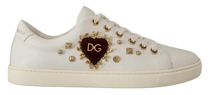 Zapatillas deportivas de cuero blanco con corazones rojos y dorados 