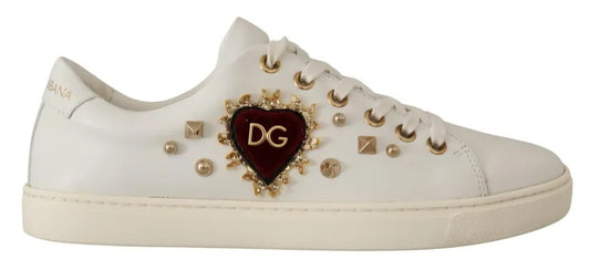 Zapatillas deportivas de cuero blanco con corazones rojos y dorados 