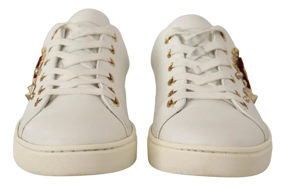 Zapatillas deportivas de cuero blanco con corazones rojos y dorados 