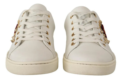 Zapatillas deportivas de cuero blanco con corazones rojos y dorados 
