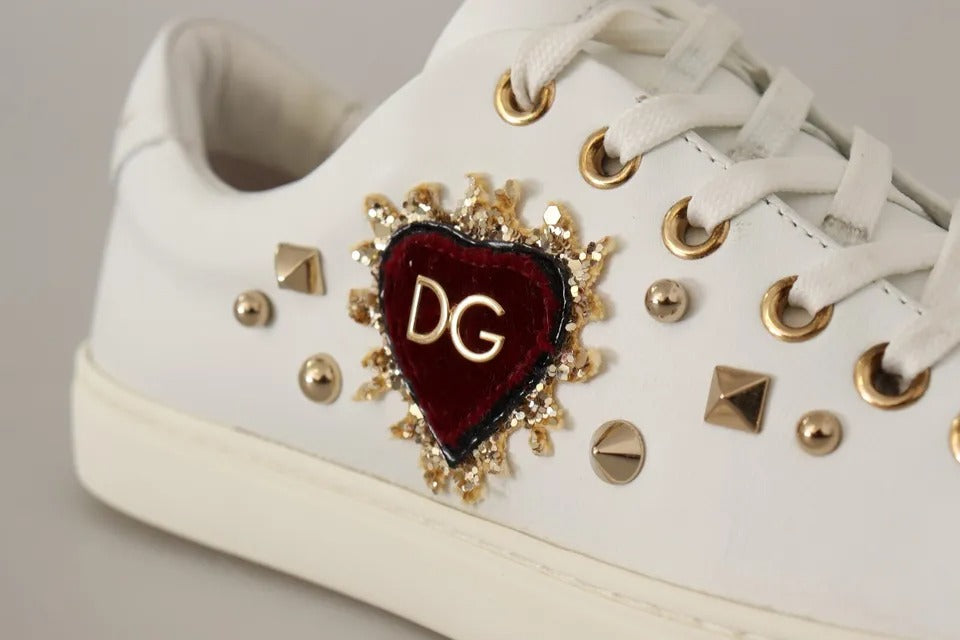 Zapatillas deportivas de cuero blanco con corazones rojos y dorados 