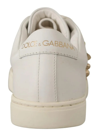 Zapatillas deportivas de cuero blanco con corazones rojos y dorados 