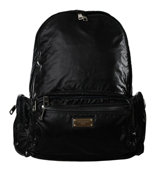 Mochila de charol negro con placa de logotipo