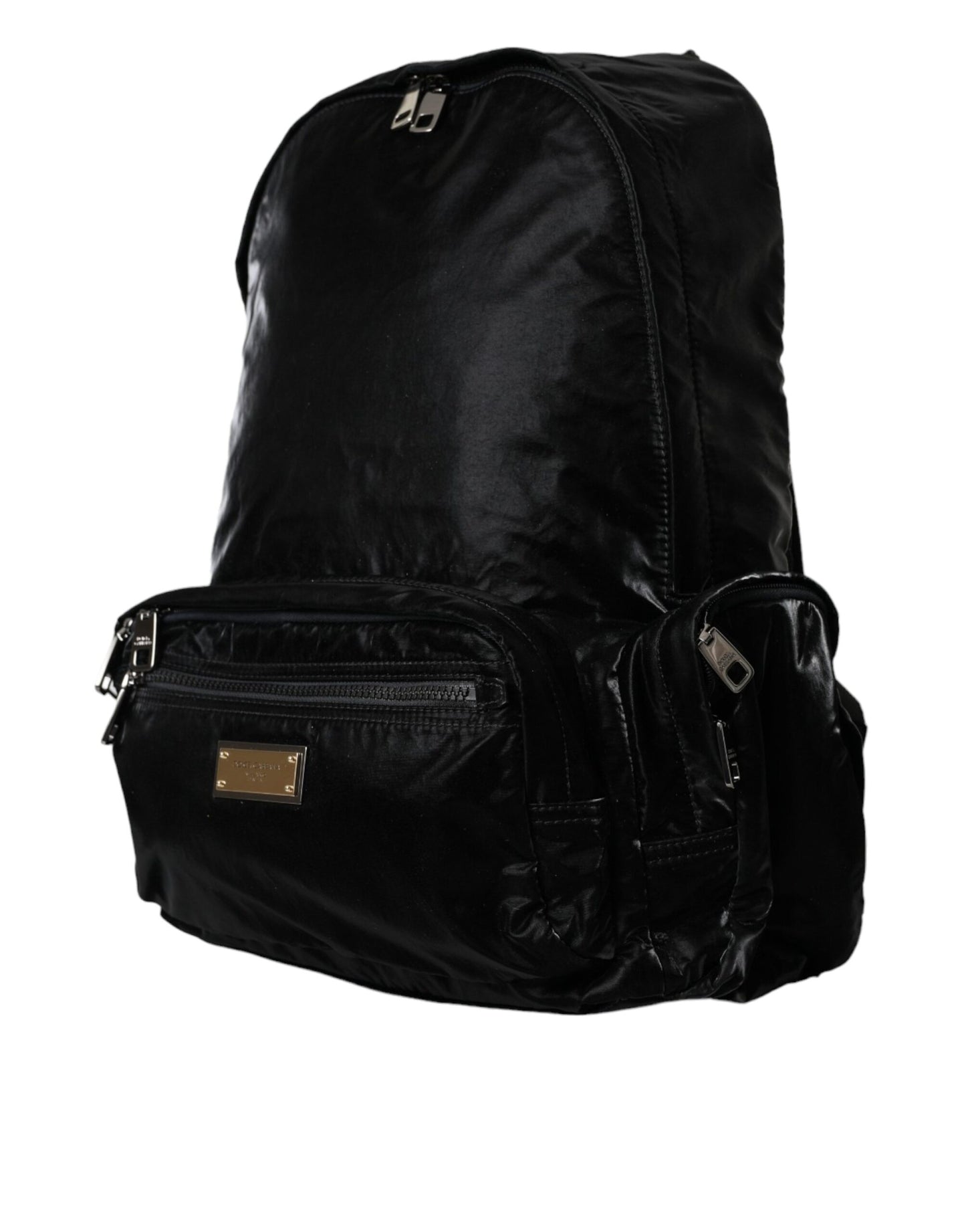 Mochila de charol negro con placa de logotipo