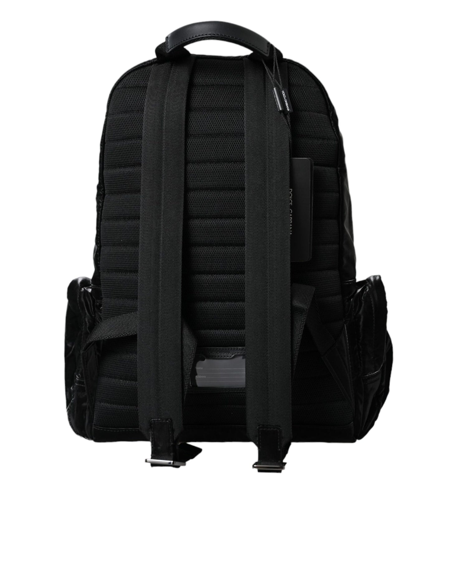 Mochila de charol negro con placa de logotipo