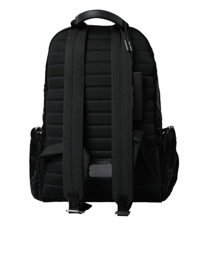 Mochila de charol negro con placa de logotipo