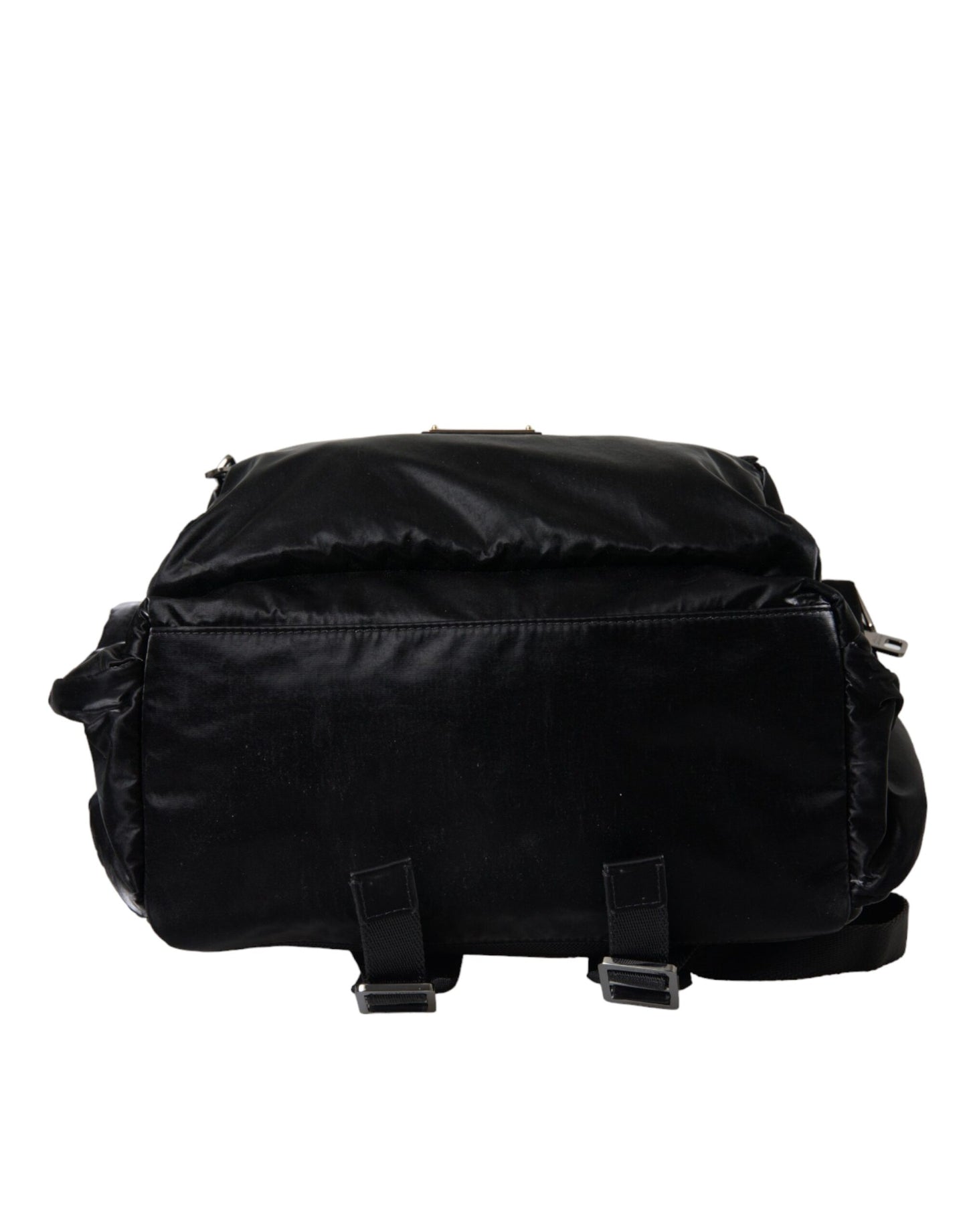 Mochila de charol negro con placa de logotipo
