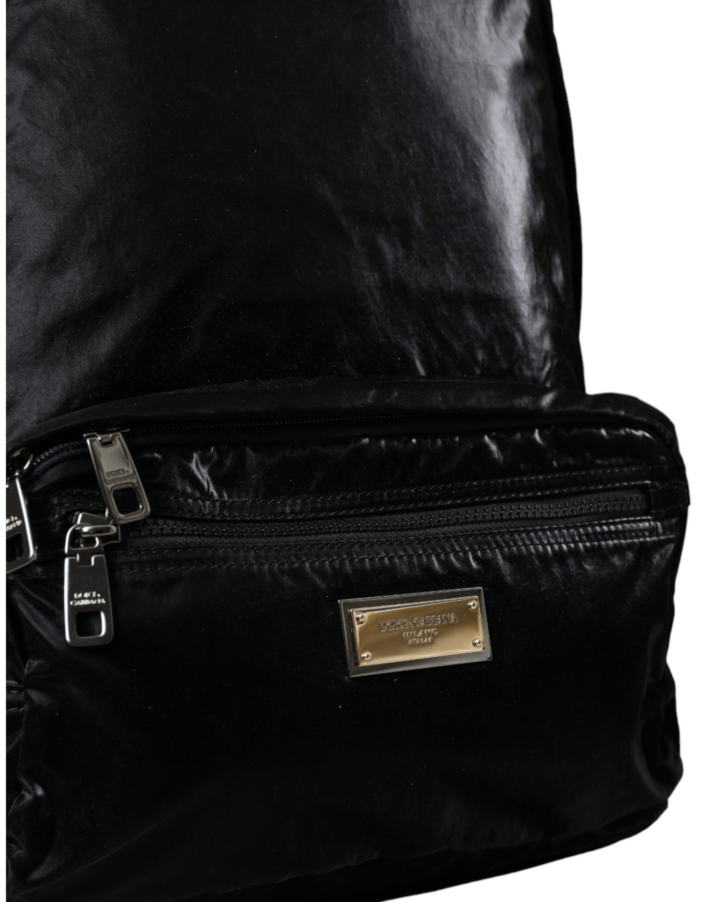 Mochila de charol negro con placa de logotipo