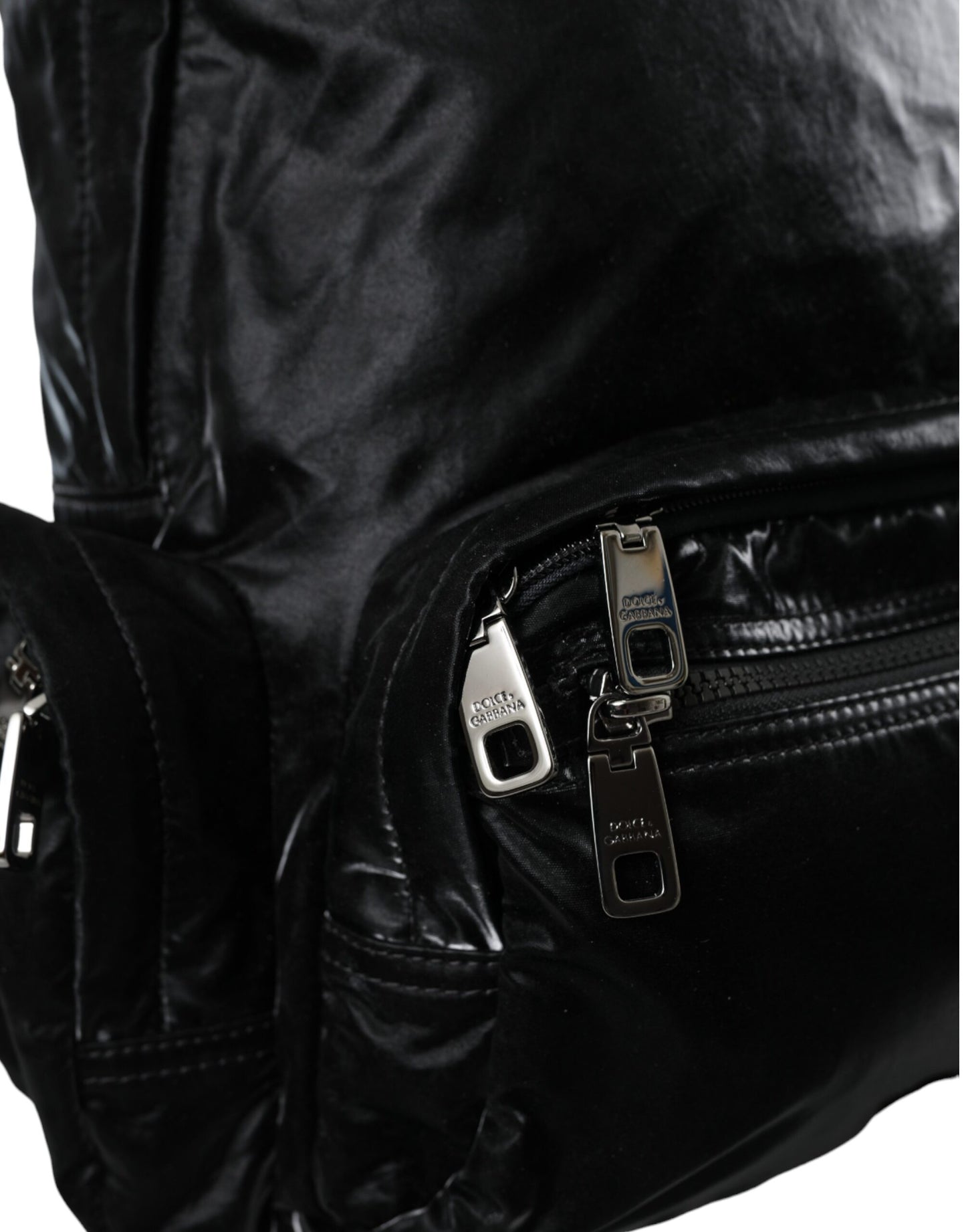 Mochila de charol negro con placa de logotipo