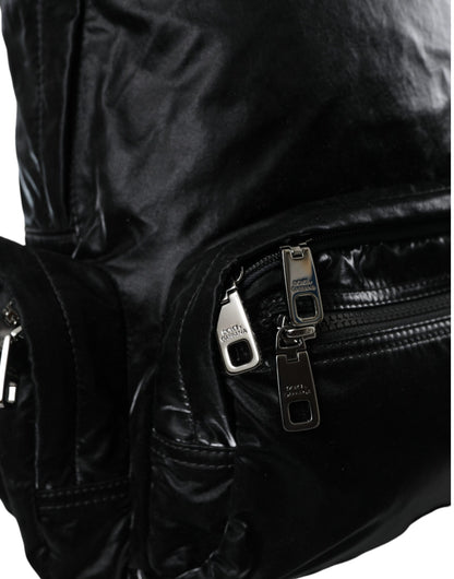 Mochila de charol negro con placa de logotipo