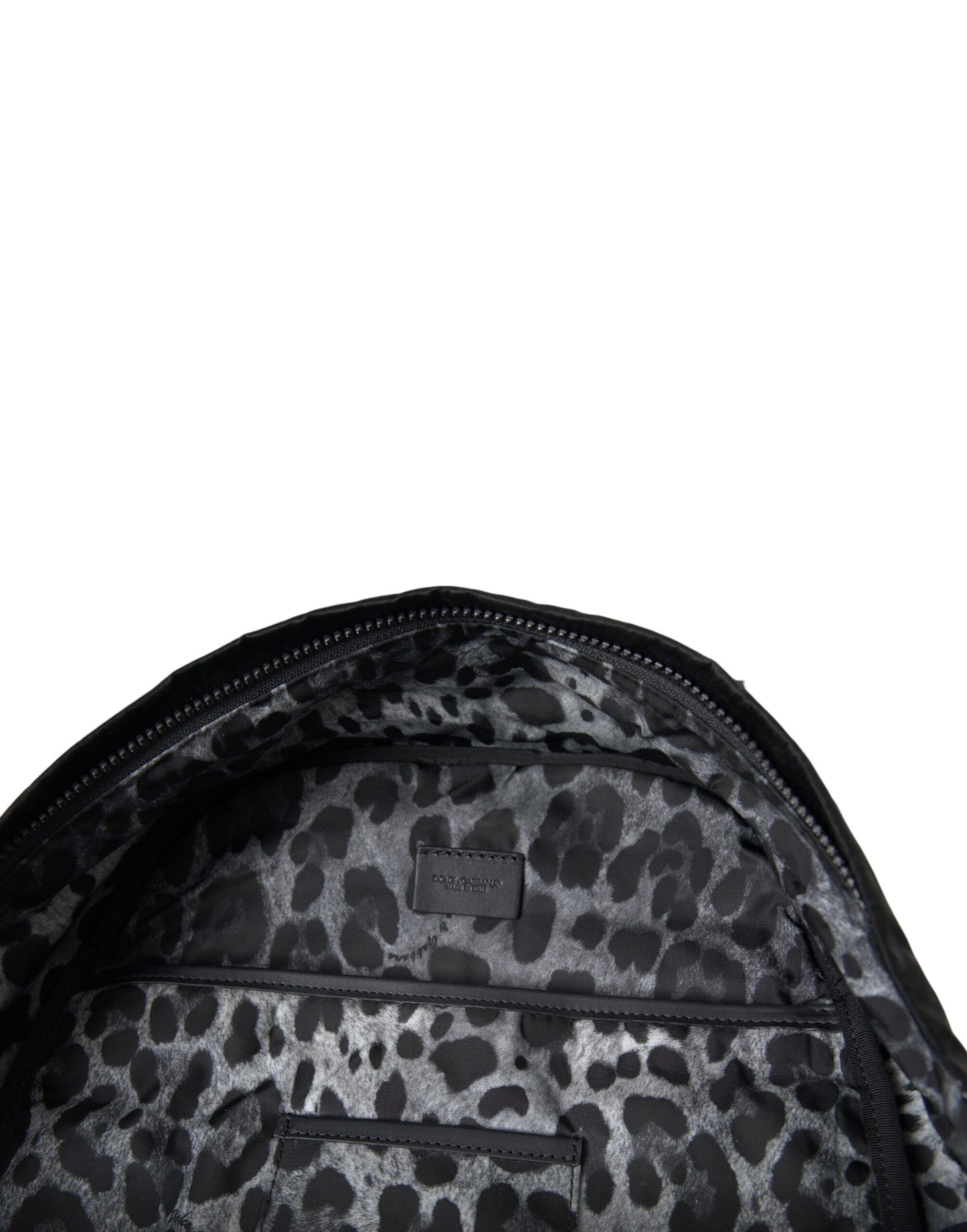 Mochila de charol negro con placa de logotipo