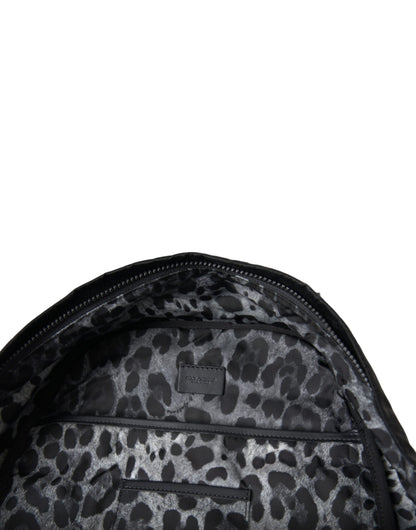 Mochila de charol negro con placa de logotipo