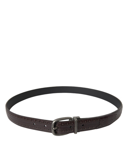 Cinturón de cuero perforado marrón oscuro con hebilla metálica para hombre
