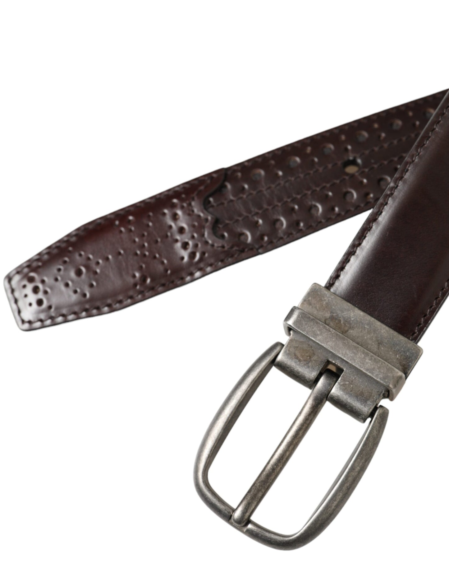 Cinturón de cuero perforado marrón oscuro con hebilla metálica para hombre