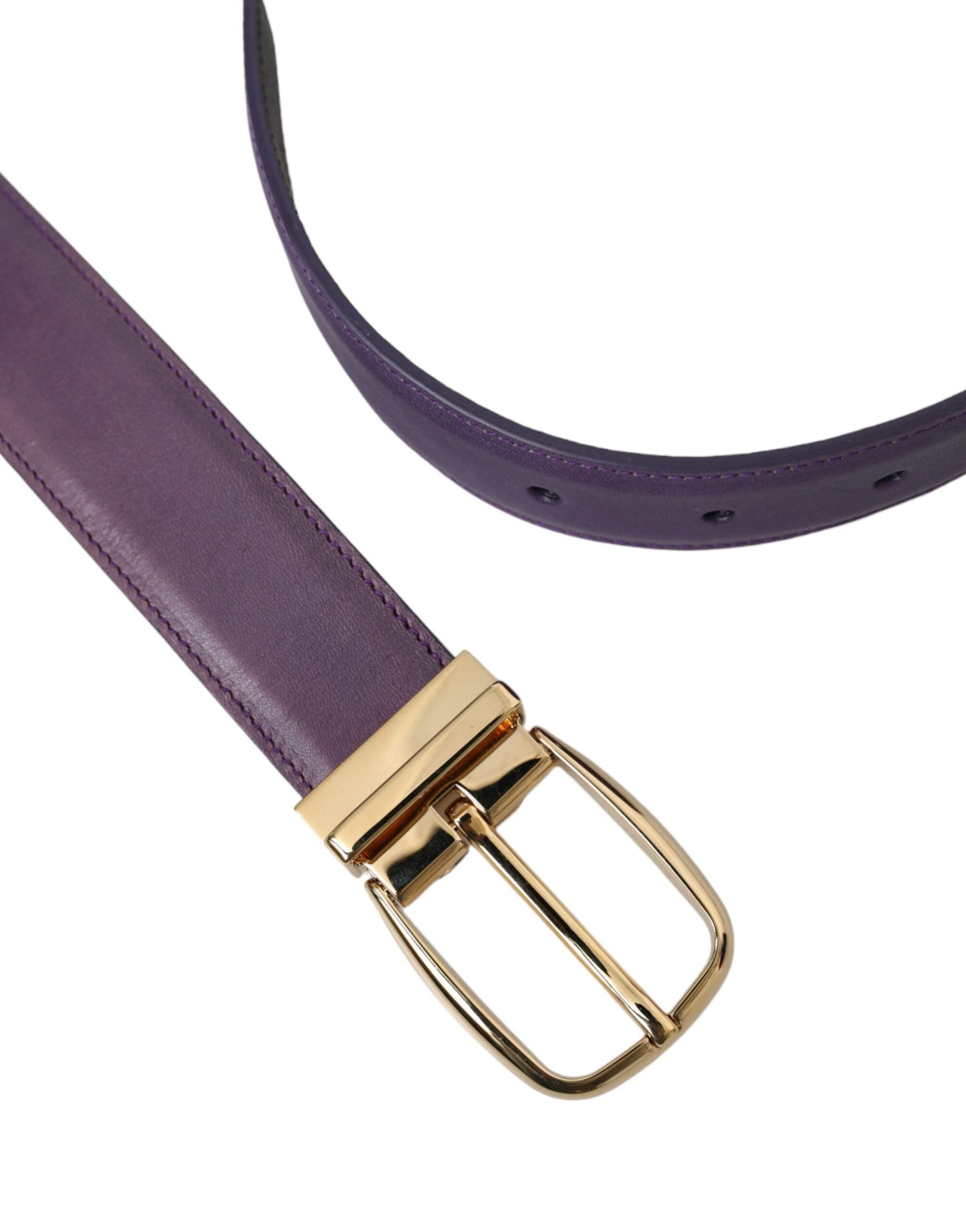 Cinturón de cuero morado con hebilla de metal dorado para hombre