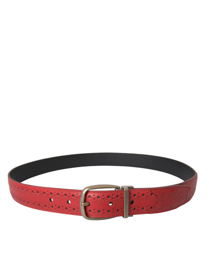 Cinturón de cuero rojo perforado con hebilla metálica para hombre
