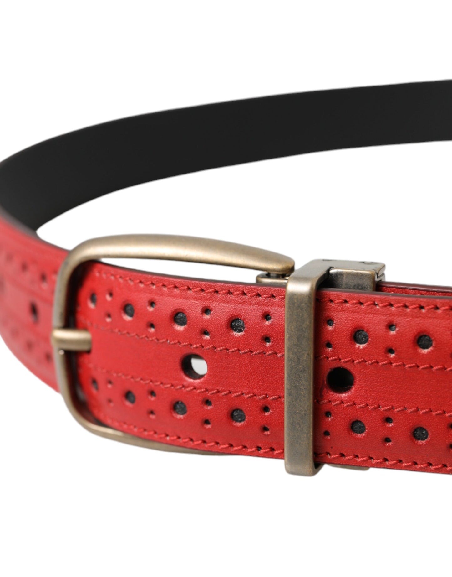 Cinturón de cuero rojo perforado con hebilla metálica para hombre