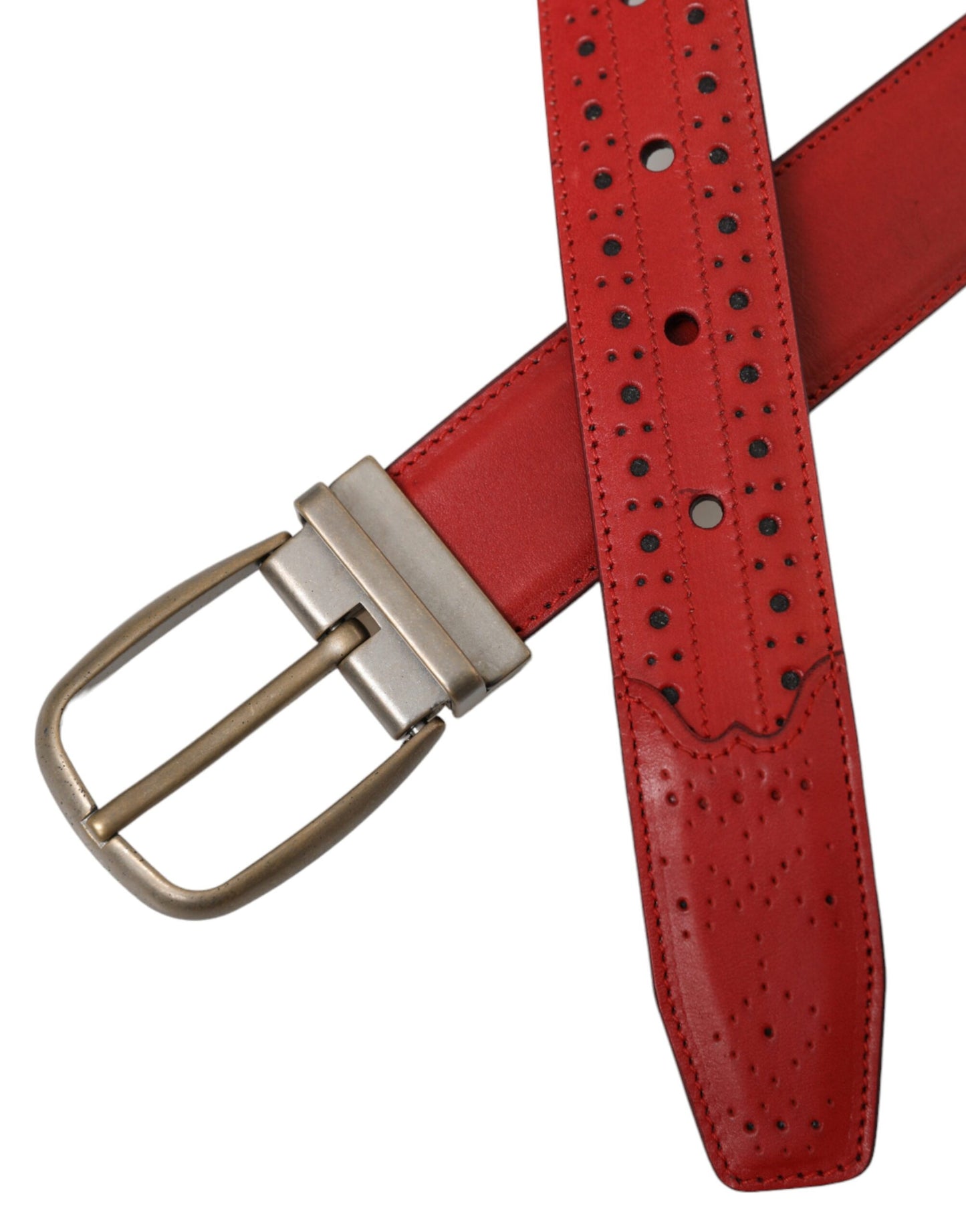 Cinturón de cuero rojo perforado con hebilla metálica para hombre
