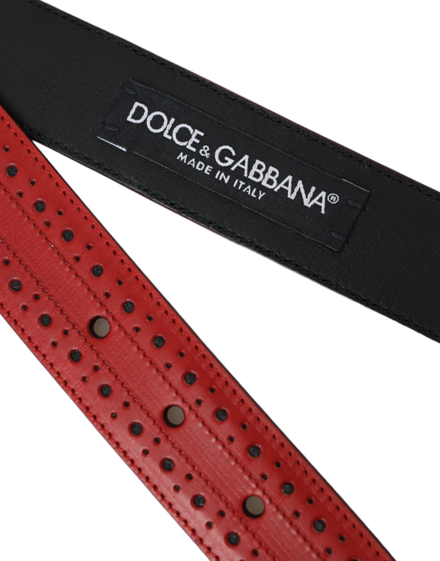 Cinturón de cuero rojo perforado con hebilla metálica para hombre