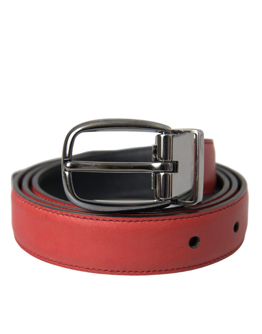 Cinturón de cuero rojo con hebilla de metal plateado para hombre