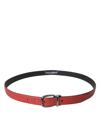 Cinturón de cuero rojo con hebilla de metal plateado para hombre