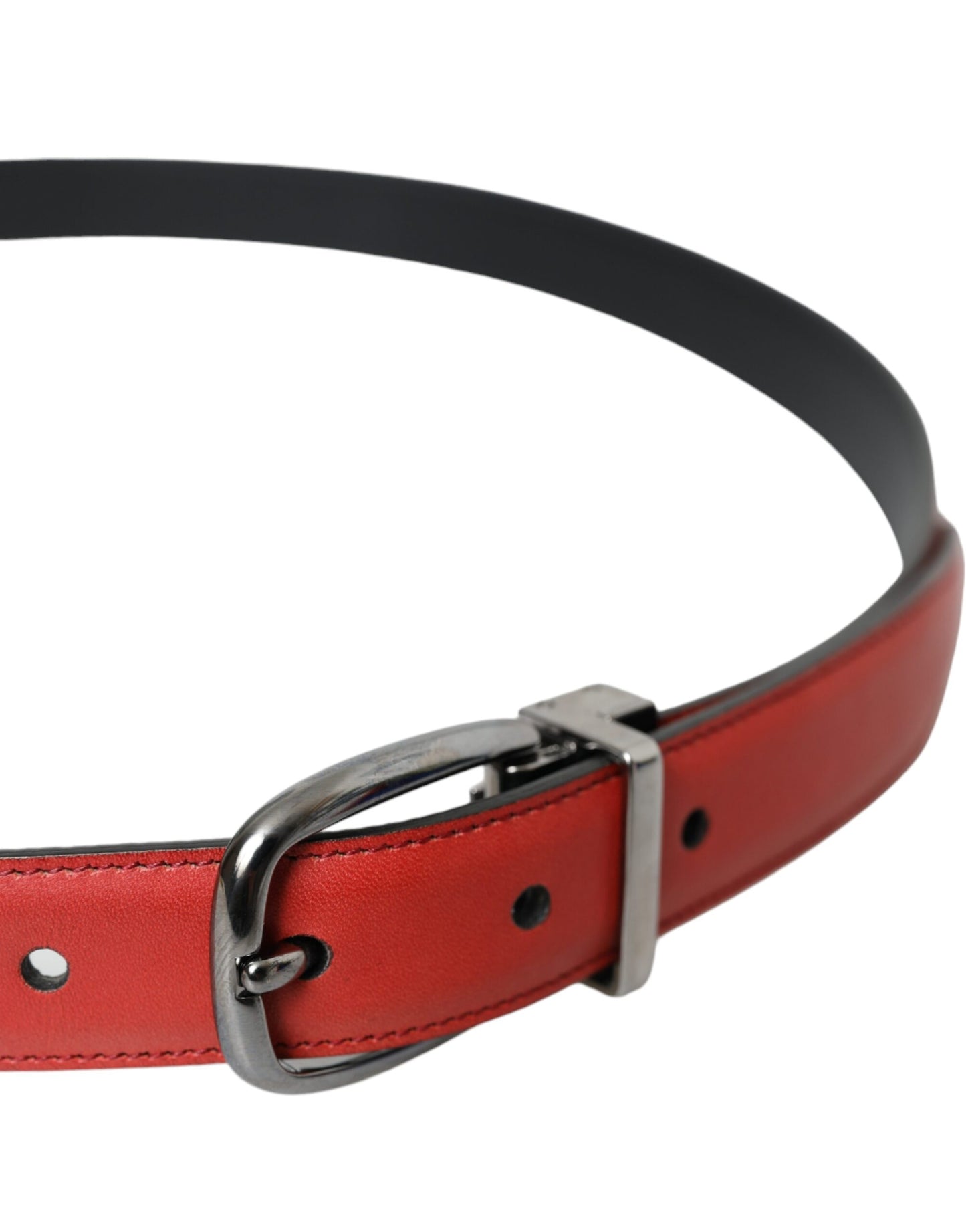 Cinturón de cuero rojo con hebilla de metal plateado para hombre