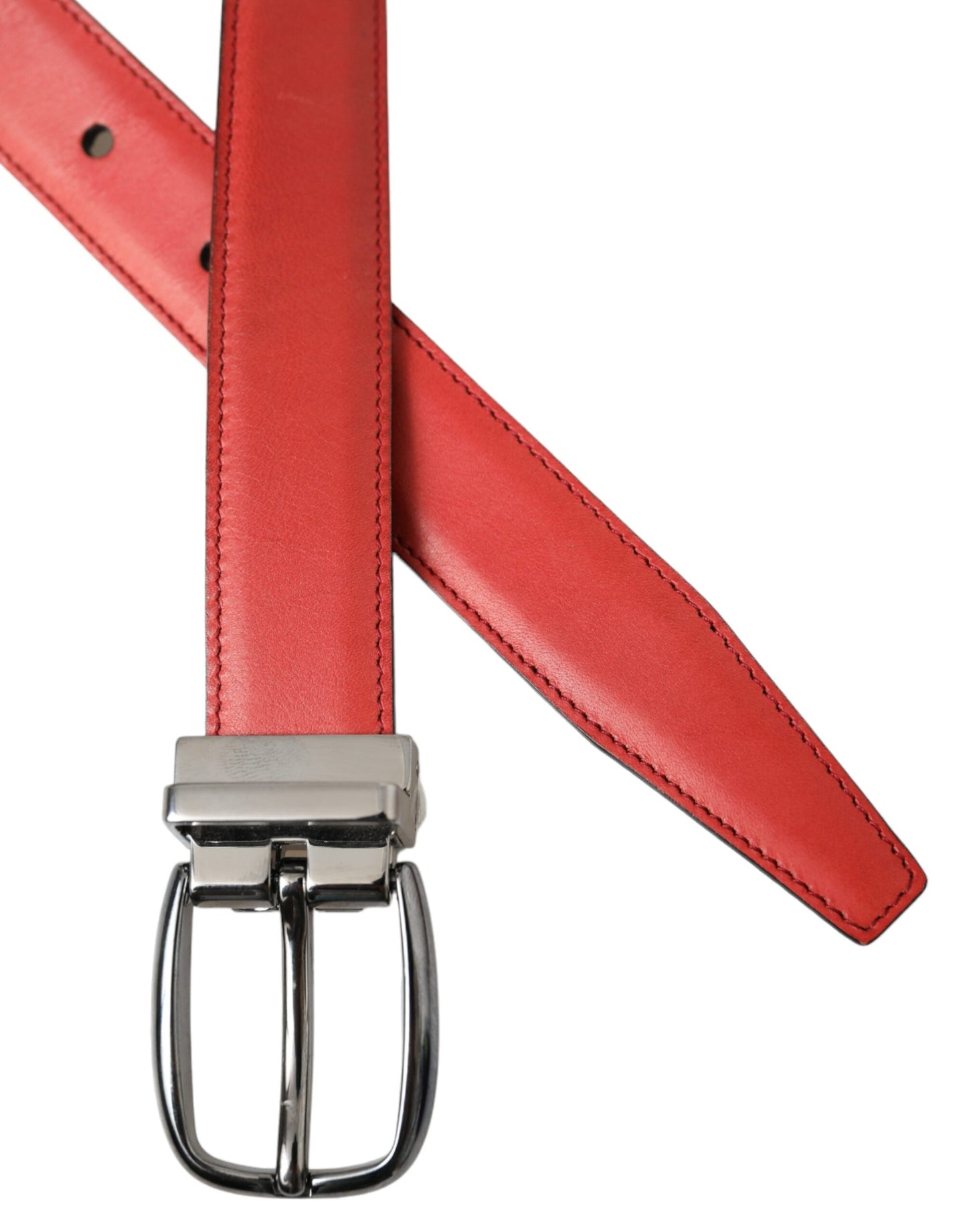 Cinturón de cuero rojo con hebilla de metal plateado para hombre