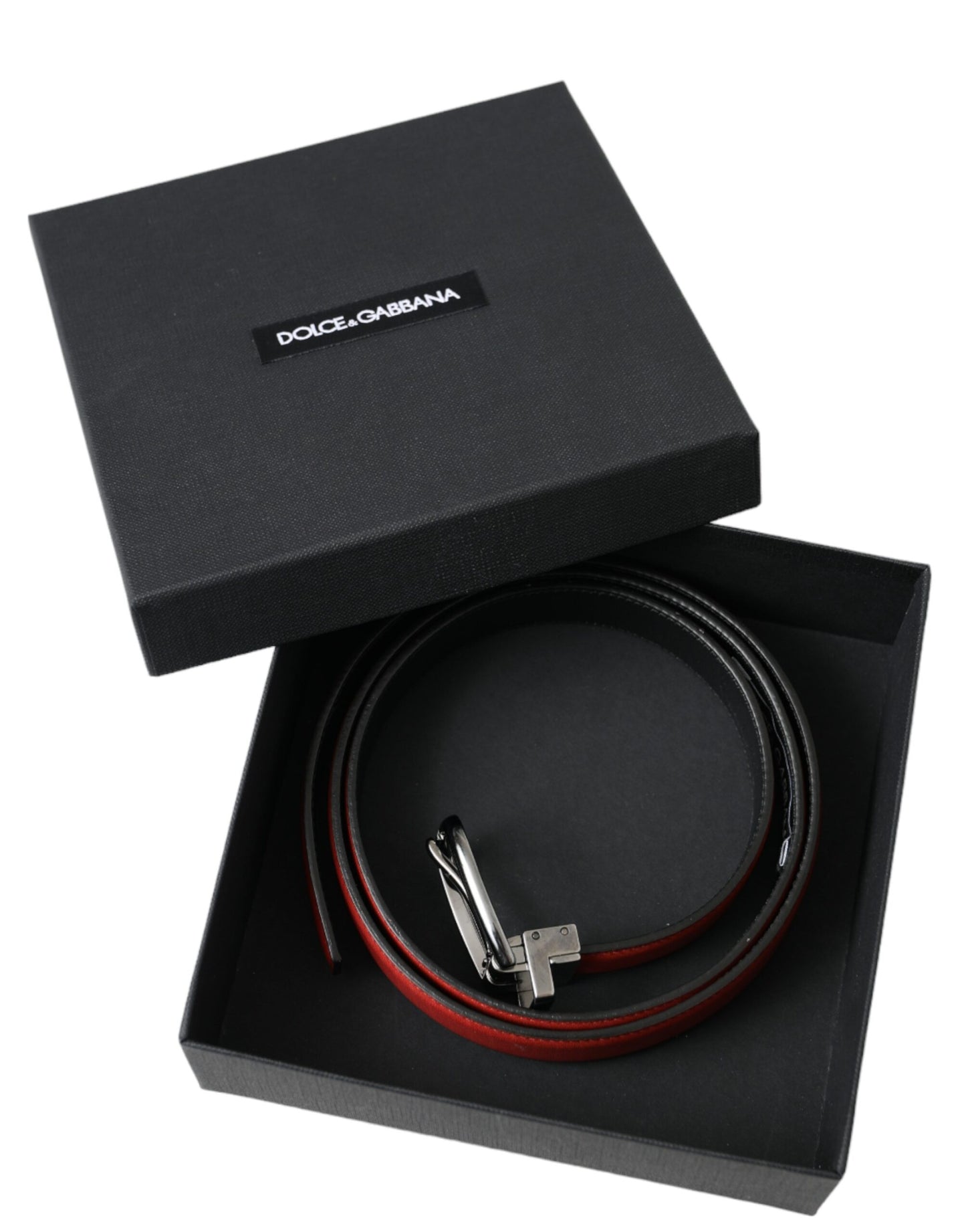 Cinturón de cuero rojo con hebilla de metal plateado para hombre