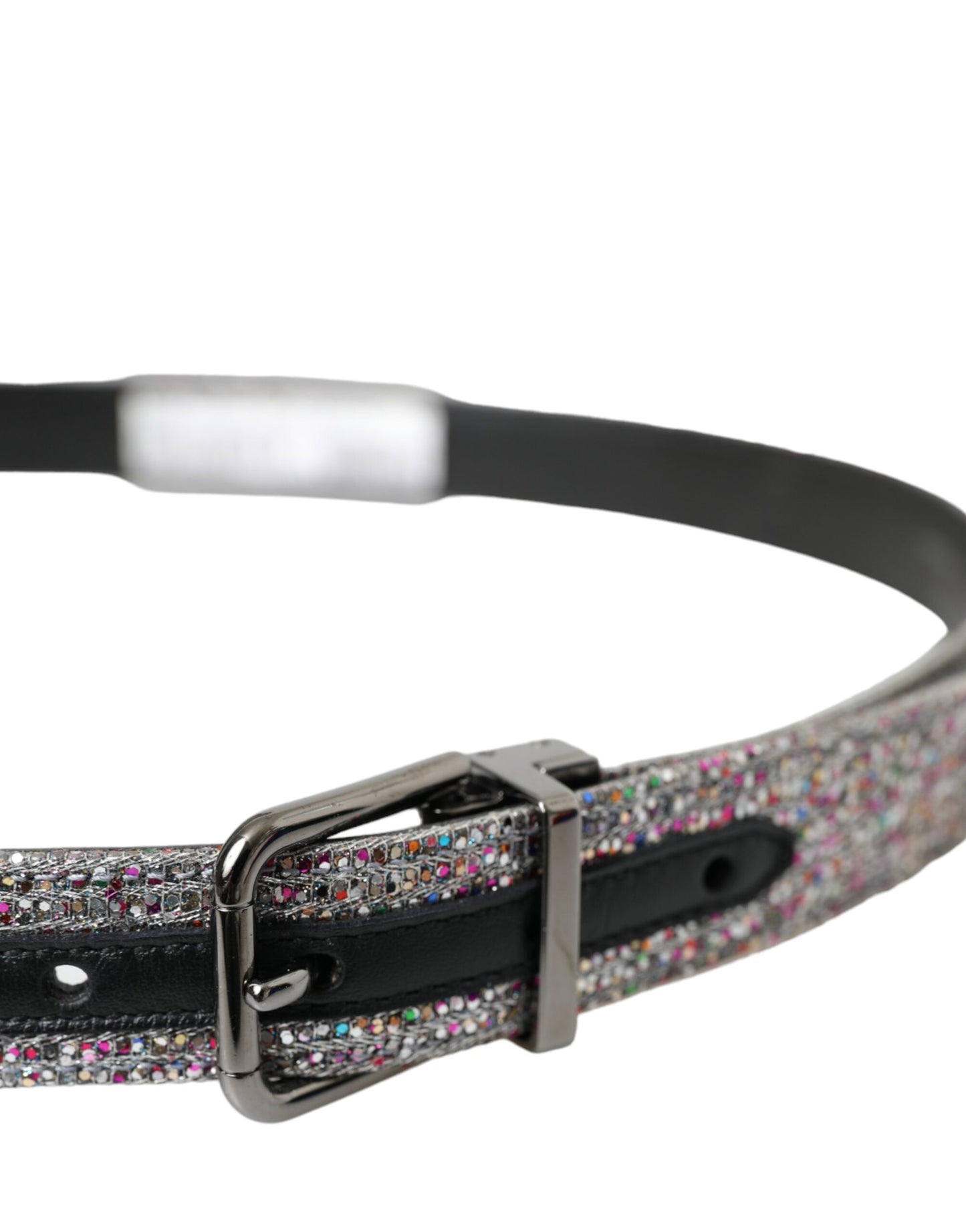 Cinturón con hebilla de metal plateado adornado con varios colores