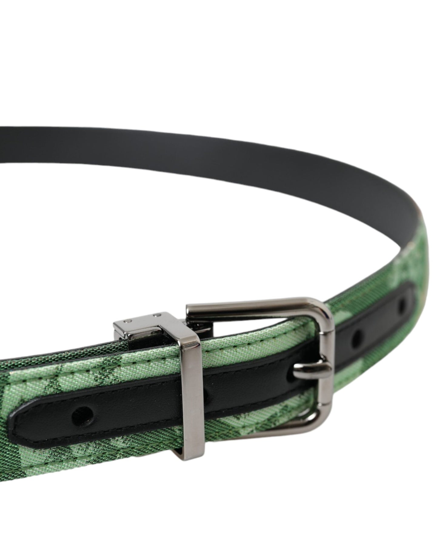 Cinturón de piel verde con hebilla de metal plateado y jacquard