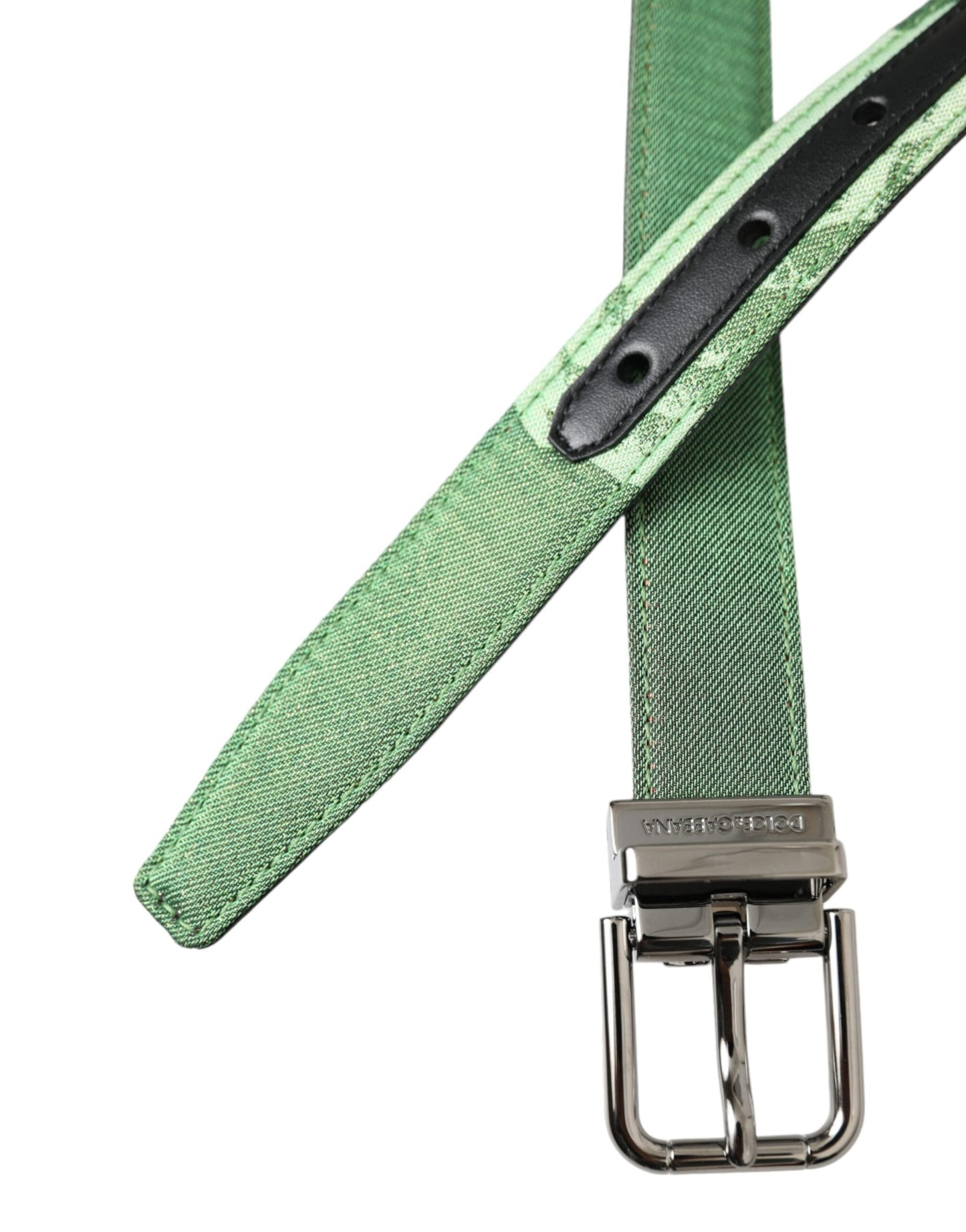 Cinturón de piel verde con hebilla de metal plateado y jacquard
