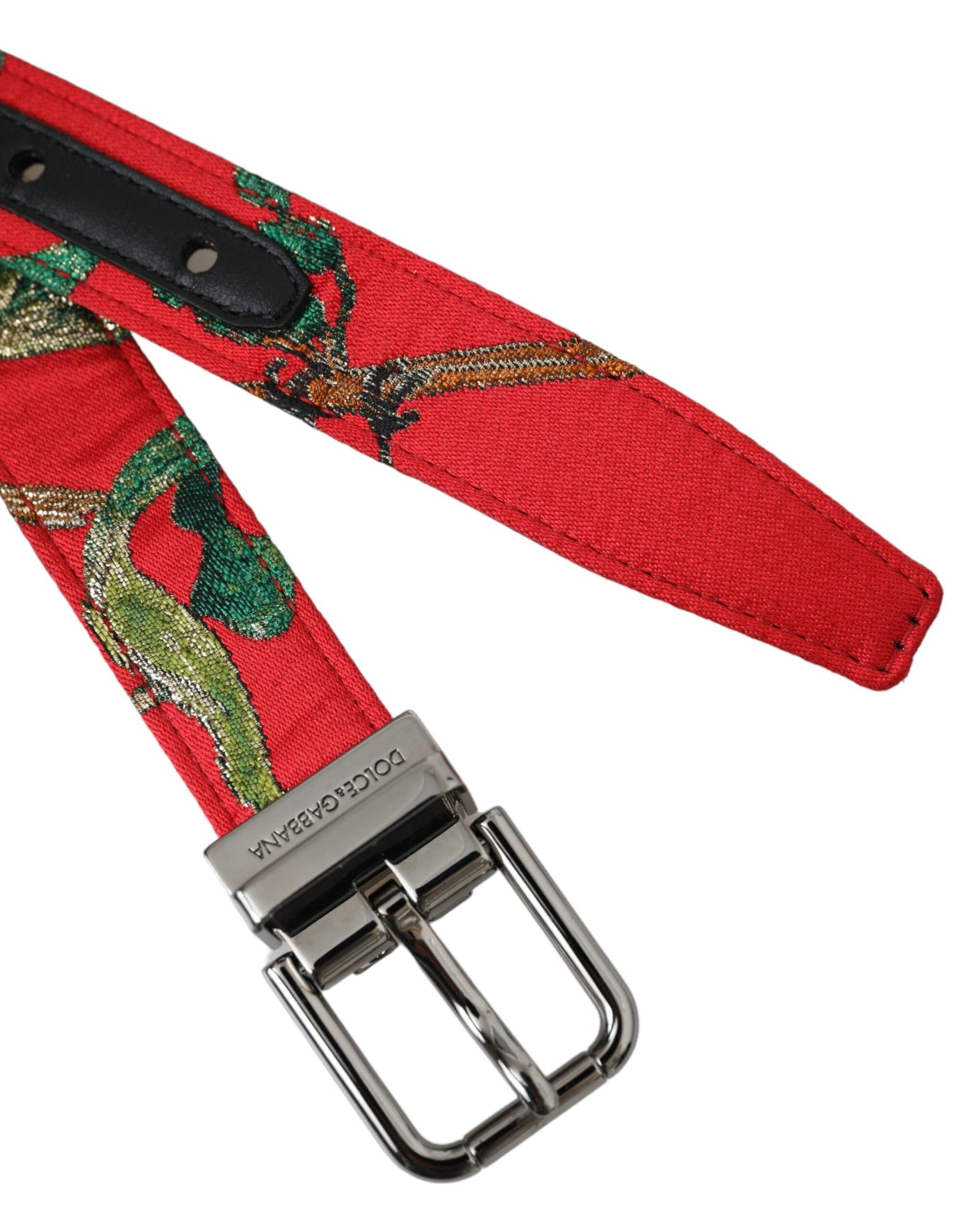 Cinturón de cuero rojo con hebilla de metal plateado y jacquard