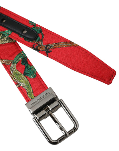 Cinturón de cuero rojo con hebilla de metal plateado y jacquard