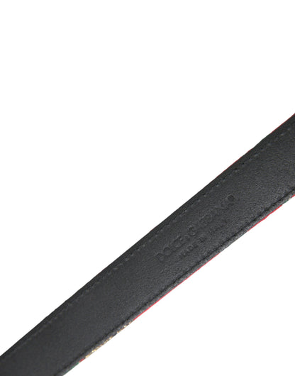 Cinturón de cuero rojo con hebilla de metal plateado y jacquard