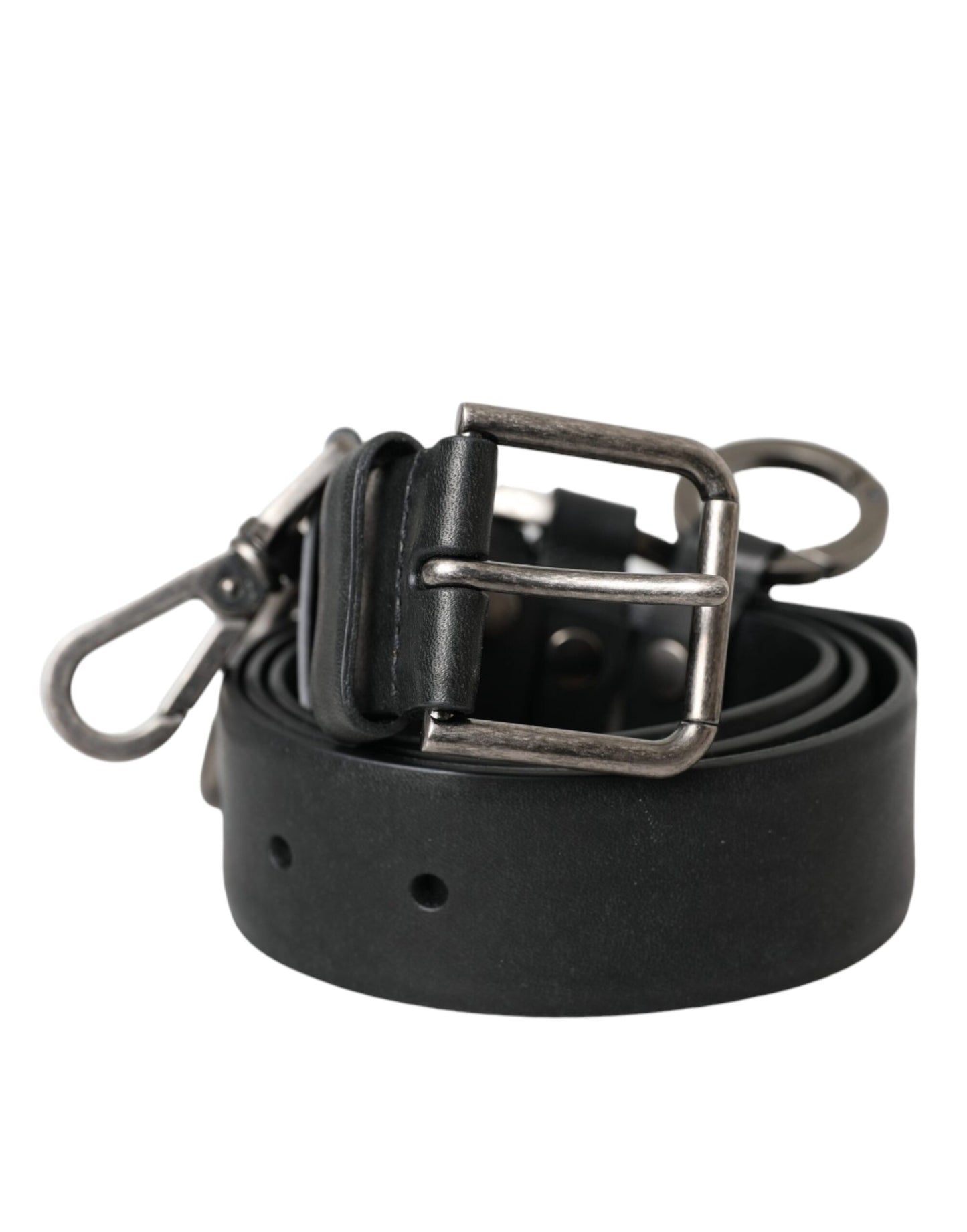 Cinturón de piel de becerro negra con hebilla de metal plateado