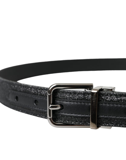 Cinturón de cuero negro brillante con hebilla plateada