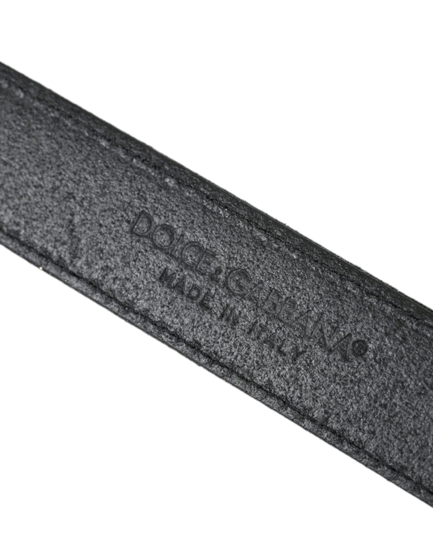 Cinturón de cuero negro brillante con hebilla plateada
