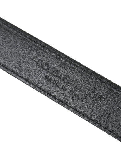 Cinturón de cuero negro brillante con hebilla plateada