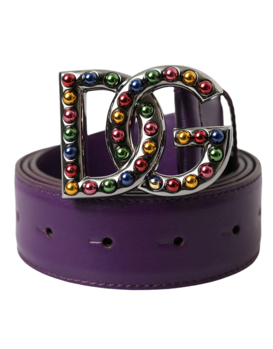 Cinturón de cuero morado con hebilla metálica y tachuelas del logotipo de DG
