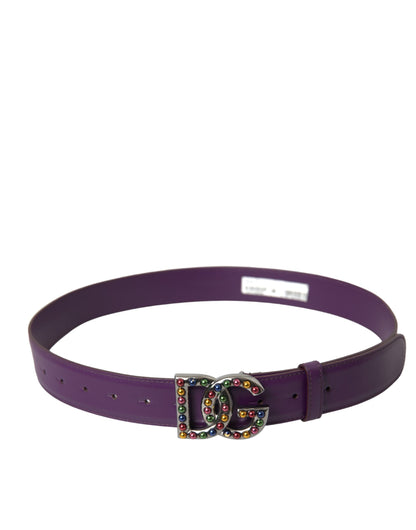 Cinturón de cuero morado con hebilla metálica y tachuelas del logotipo de DG