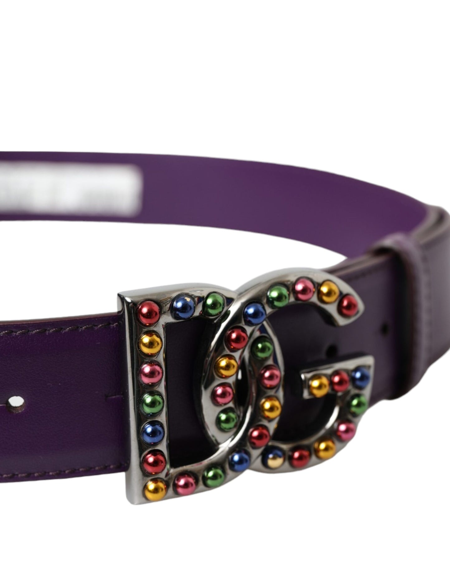 Cinturón de cuero morado con hebilla metálica y tachuelas del logotipo de DG
